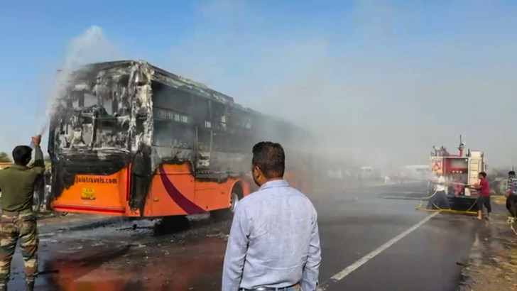 https://salarnews.in/public/uploads/images/newsimages/maannewsimage14102025_225406_Bus fire.png